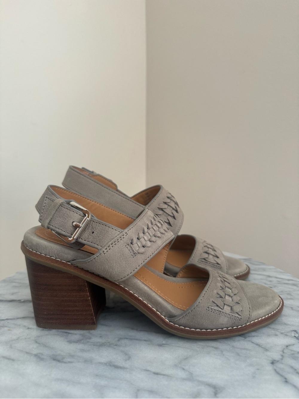 Earth Anty Leather Slingback Block Heel Sandals Women’s 6 Gray Taupe NWOT